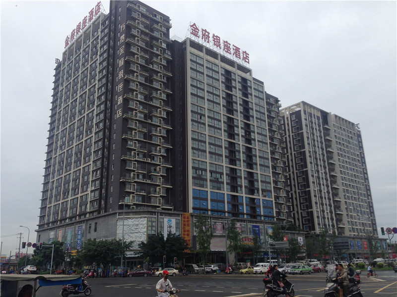 在金府路周边除了汽配城,机电城集中之外,还有一所成都七中八一学校