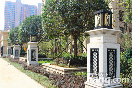 喷水花池以及生活小广场等法式建筑无
