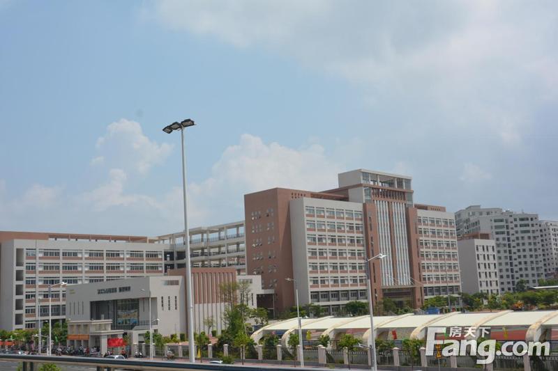 银帆公园位于新四中的北边,是广东省湛江市重点建设项目之一,它对于
