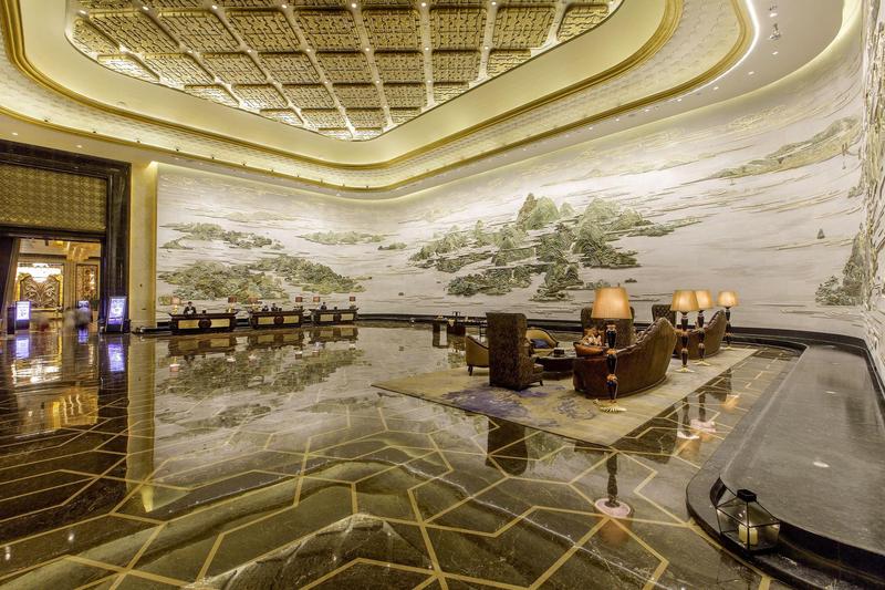 万达瑞华酒店号称"中国头家七☆级酒店",大堂壁画以浮雕为主,极尽