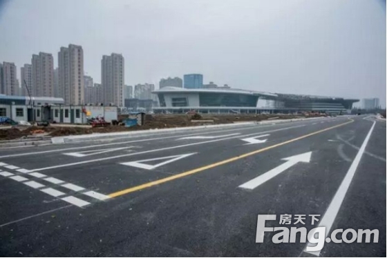 外围车道也在紧锣密鼓的施工中,宽阔平整的马路,从奥体府直通黄海大道