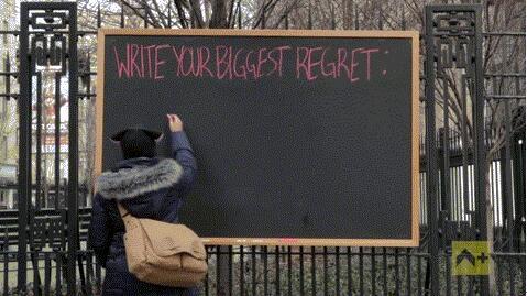 一天,在纽约街头出现了一块黑板:"写下你人生最大的遗憾!