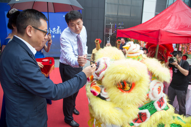 图为项目领导为祥狮点睛