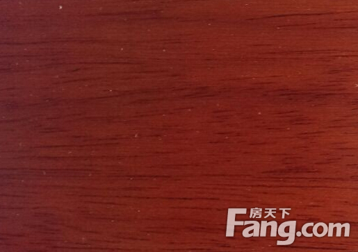 复合木地板多少钱一平? 一、复合地板的规格: 常见的复合地板厚度有8厘、12厘之分,现在又出现11厘厚度的。不同厚度的复合地板价格不同。 二、复合地板的安装: 安装复合地板需要有防潮膜、胶水等辅料,还有安装的人工费。面积大,商家价格可以更优惠。面积小,价格就高一些。 三、复合地板的费用 如果单单素板(不含辅料和安装),价格便宜的普通品牌,通常8厘板45元/平方米,11、12厘板55元/平方米。 包安装的费用,8厘板65元/平方米,11、12厘米板75元/平方米。 当然,品牌地板,即使是便宜点的,单单买板