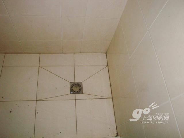 这样的地漏地砖铺贴方式也许不那么好看,但可以保证洗澡水下的最快和