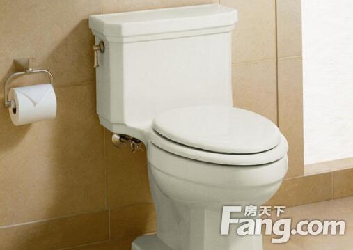 科勒连体马桶怎么样? 科勒连体马桶质量非常的不错。 科勒(KOHLER)公司成立于1873年,总部坐落于美国威斯康辛州,是美国最古老、大的家族企业之一。科勒公司在厨卫产品、发动机和发电系统、家具、家庭装饰、酒店服务产业以及一流高尔夫俱乐部等领域均处于全球领先地位。 科勒厨卫集团是科勒公司的成员之一,在全球厨房和卫浴产品领域中担当着引领者的重要角色。作为走在世界前沿的多元化制造公司,科勒除了引领全球厨卫产品,还将其触角伸向家具、备用发电机等领域且都成为了界内翘楚,主要产品还包括备用发电机和动力系统、家具系