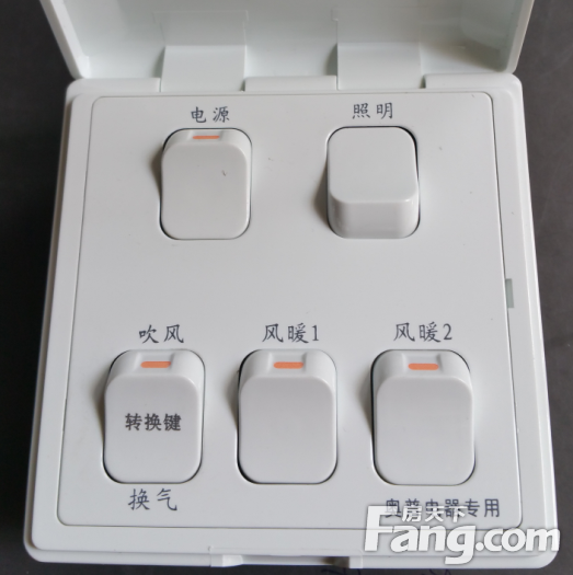 浴霸开关4开和五开接线要求是什么? 1.按浴霸提供的电路图接即可;浴霸的原有的线可以拆除,从浴霸安装位置放六根线到开关安装位置(条件允许的情况下,线的颜色可以选白,绿,红,黄和其他两色线组成,其他两色线只用一根,另一个备用)白,绿,红,黄线一端接浴霸对应颜色的端口上,一根其他色线L端子,另一端白色接照明开关,绿线,红线分别接两个取暖开关上,黄线接在换气开关上,L端子的线接开关上有连线的接线端上;电源的火线接在浴霸的L端子上,零线接在浴霸的N端子上即可.