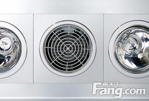 集成吊顶浴霸安装方法有哪些: 1、边角线的安装 收编条安装要平整、牢固,确定安装高度,并划出水平线。在做好贴好瓷砖后,水平的情况下,将集成吊顶的配套边角线,紧密固定在瓷砖上,要做到无明显缝隙。 2、龙骨的安装 下吊杆及架置轻钢龙骨,吊杆、龙骨间的距离要做到和面板大小一至。在顶部打膨胀眼并固定所有吊杆,吊杆下口与吊钩连接好,再把主龙骨架在吊钩中间并予固定,调节高度螺母使主龙骨底平面距收边条上平面线3cm并紧固。 3、付龙骨的安装 根据实际的安装长度减5mm截取所需的付龙骨,套上三角吊件,按图纸要求把所有的