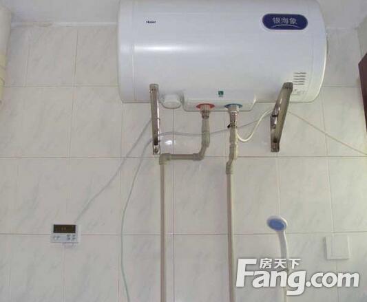 储水式电热水器怎样安装? 壁挂家用储水式电热水器安装方法: 1、安装位置:确保墙体能承受两倍于灌满水的热水器重量,固定件安装牢固;确保热水器有检修空间。 2、水管连接:热水器进水口处连接一个泄压阀,热水管应从出水口连接。在管道接口处都要使用生料带,防止漏水,同时安全阀不能旋的太紧,以防损坏。如果进水管的水压与安全阀的泄压值相近时,应在远离热水器的进水管道上安装一个减压阀。 3、电源:确保热水器是可靠接地的。使用的插座必须可靠接地。 4、充水:管道连接好后打开水龙头或阀门,打开热水将热水器充水,排出空气直
