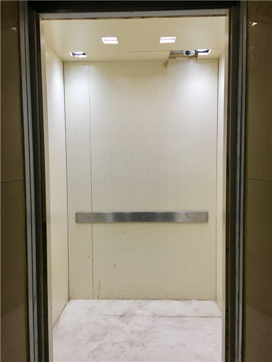 电梯内部均用木板保护