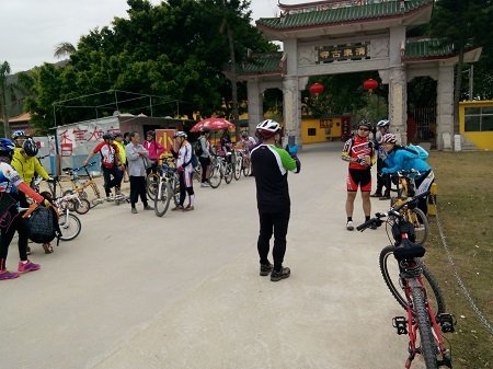 骑行继续,穿行在山路上,沿途鱼岭水库,目标是谟岭较高峰.