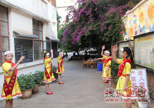 尚信小学:六一小学联动在麻园公益里忆童年_上海地产好吗图片