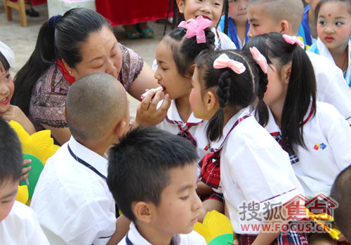 尚信地产:六一小学联动在扶风公益里忆童年_麻园四小学第图片