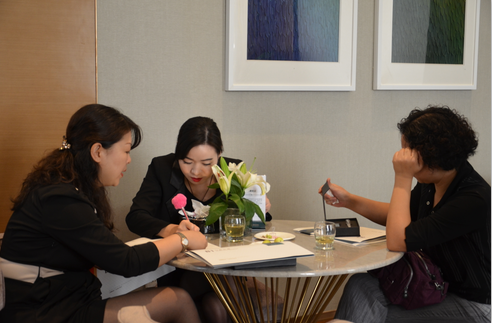 跟置业顾问详细了解项目